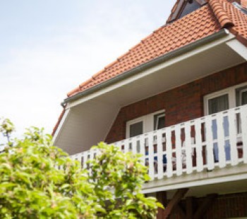 Hausansicht Am Wald 30 Wohnung Nr. 1 mit Balkon