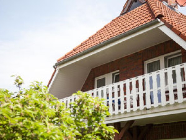 Hausansicht Am Wald 30 Wohnung Nr. 1 mit Balkon