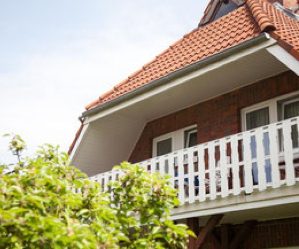 Hausansicht Am Wald 30 Wohnung Nr. 1 mit Balkon