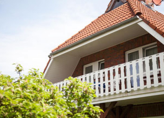 Hausansicht Am Wald 30 Wohnung Nr. 1 mit Balkon